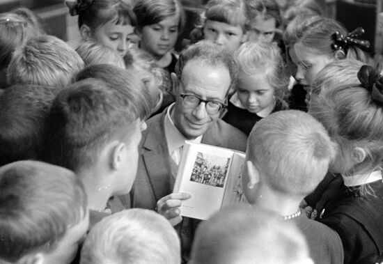 Writer Lev Kassil meeting with school students