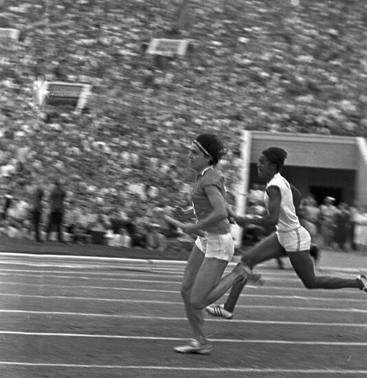Galina Popova, USSR champion in 100m race