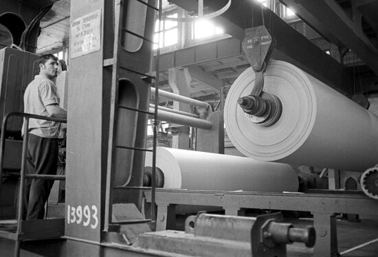 Lifting paper roll onto split-type lathe