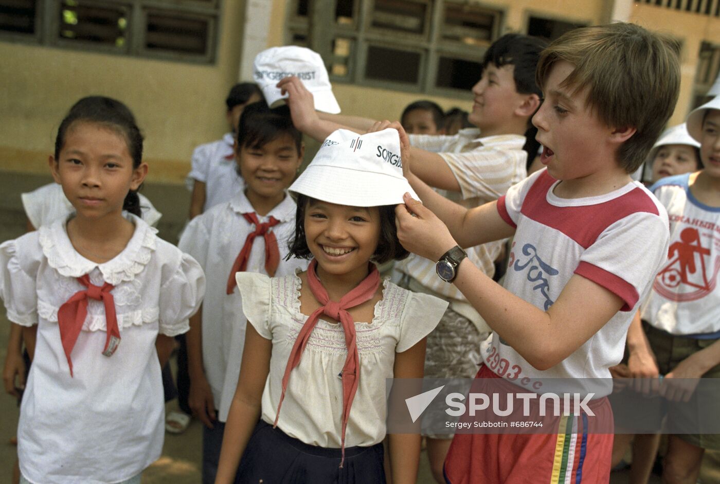 Children from Kazakhstan visiting their Vietnamese coevals