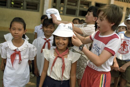 Children from Kazakhstan visiting their Vietnamese coevals