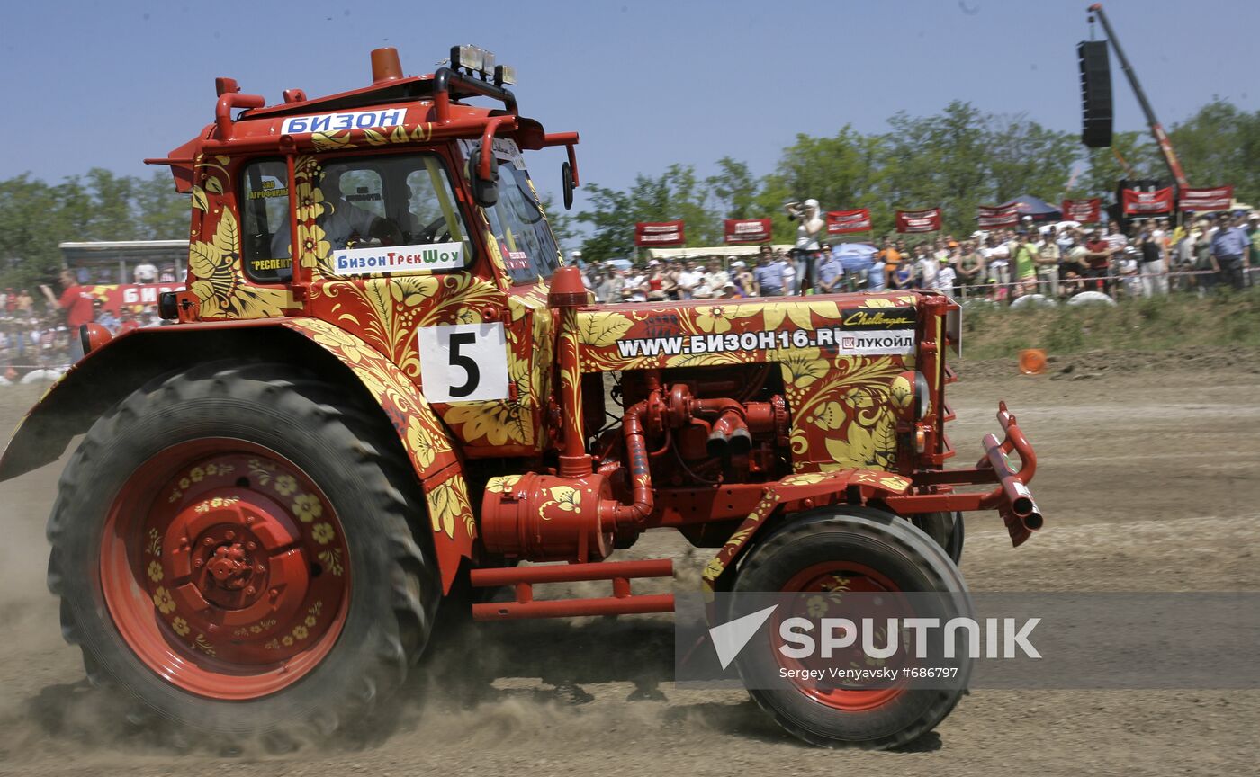 Bison Track Show 2010 tractor race
