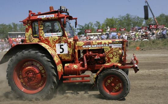 Bison Track Show 2010 tractor race