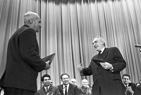 Konstantin Fedin congratulates Konstantin Simonov on anniversary