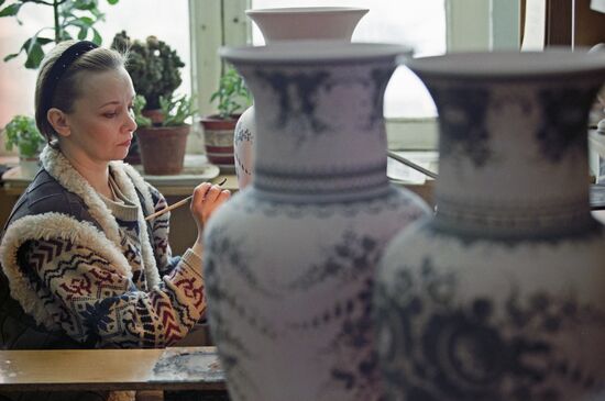 Gzhel tableware painting workshop