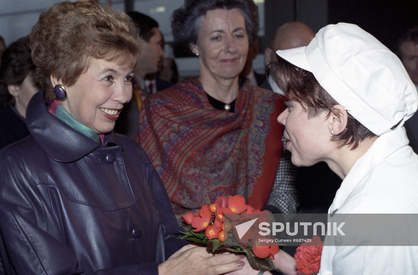 Raisa Gorbacheva visiting to a Russian-Finnish lyceum.