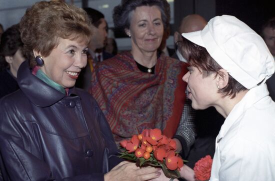 Raisa Gorbacheva visiting to a Russian-Finnish lyceum.