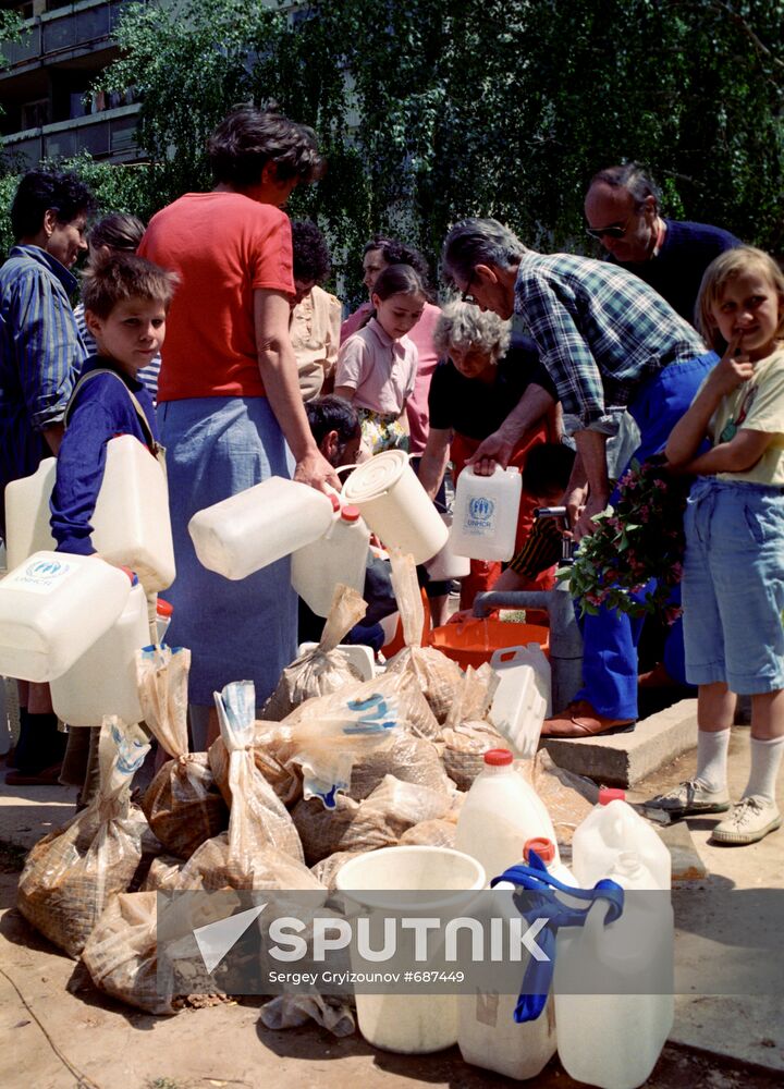 Queuing for water in Sarajevo