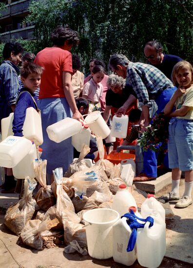 Queuing for water in Sarajevo
