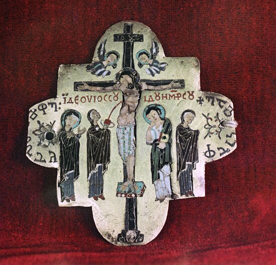 Cross depicting crucifixion