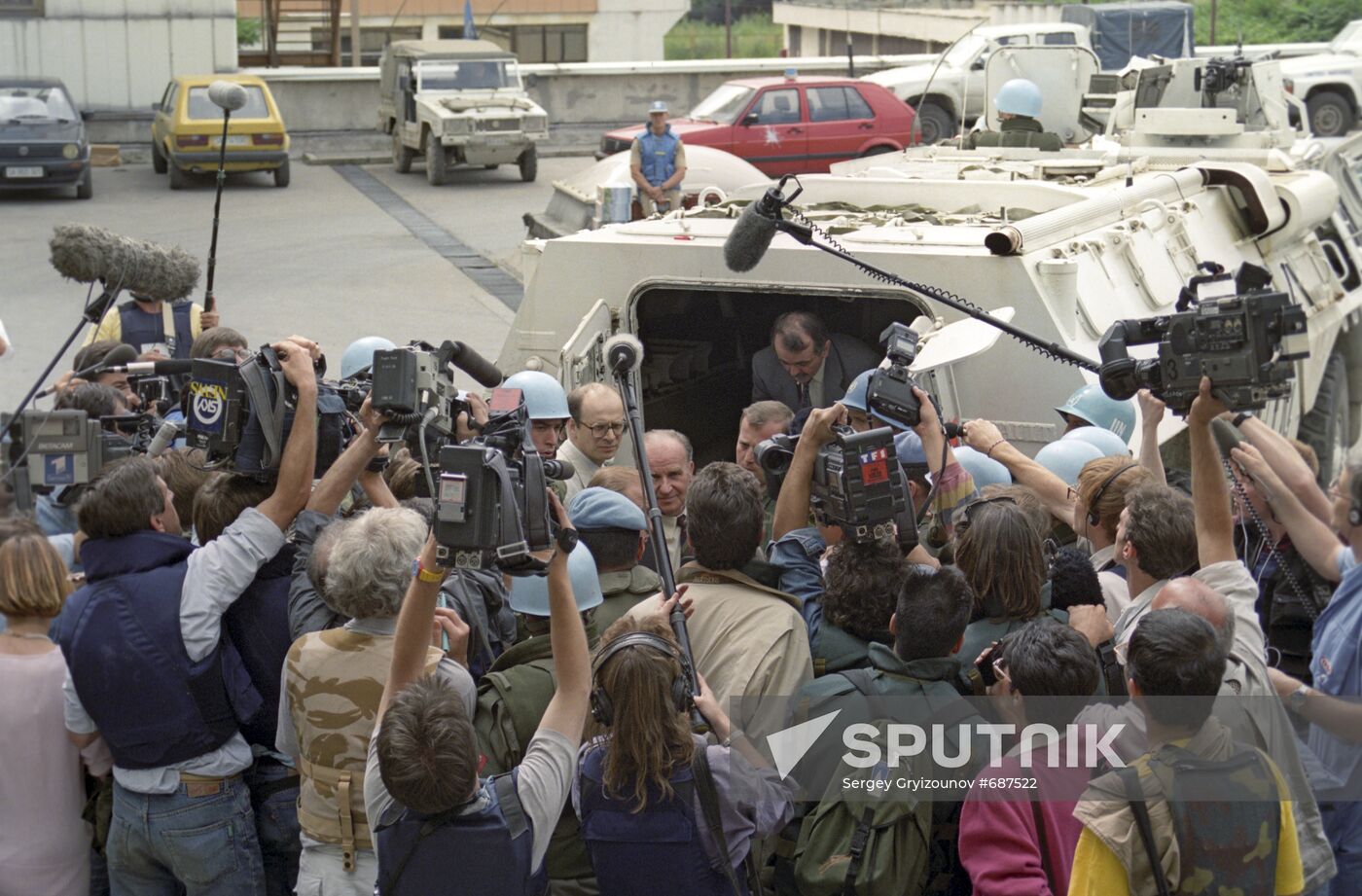 Milan Panić answers journalists' questions
