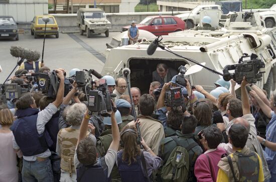 Milan Panić answers journalists' questions