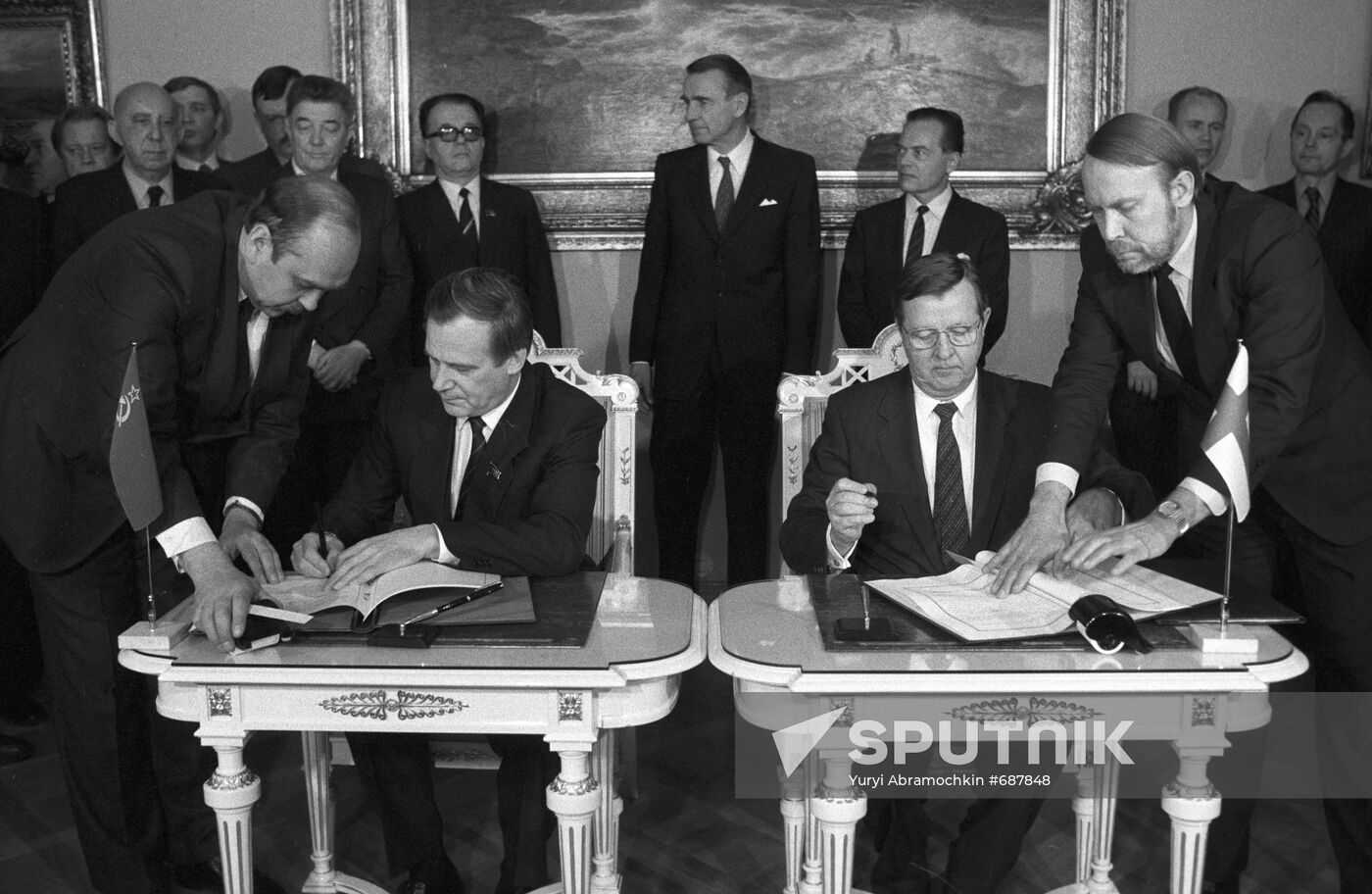 Signing Soviet-Finnish documents