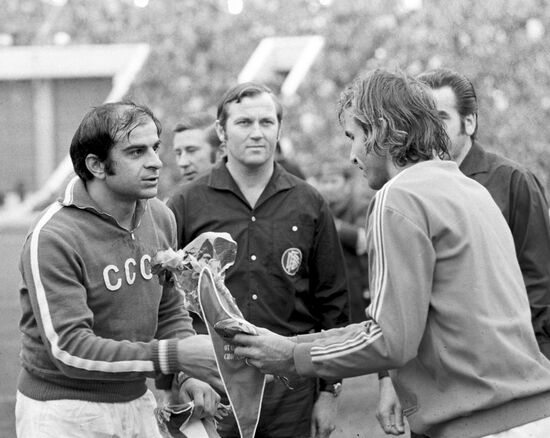 Football. FIFA World Cup qualifier USSR vs. France