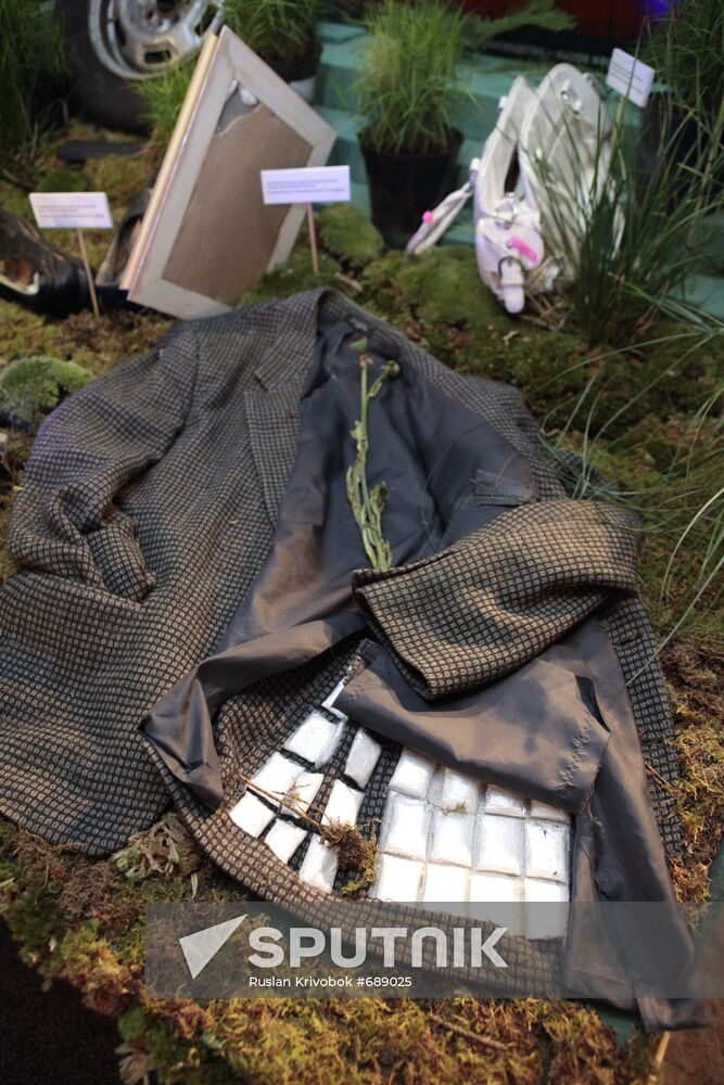 Exhibition demonstrating ways to hide drugs
