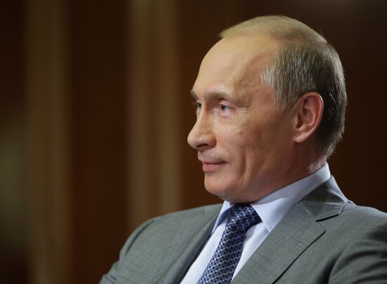 Vladimir Putin gives interview to French journalists