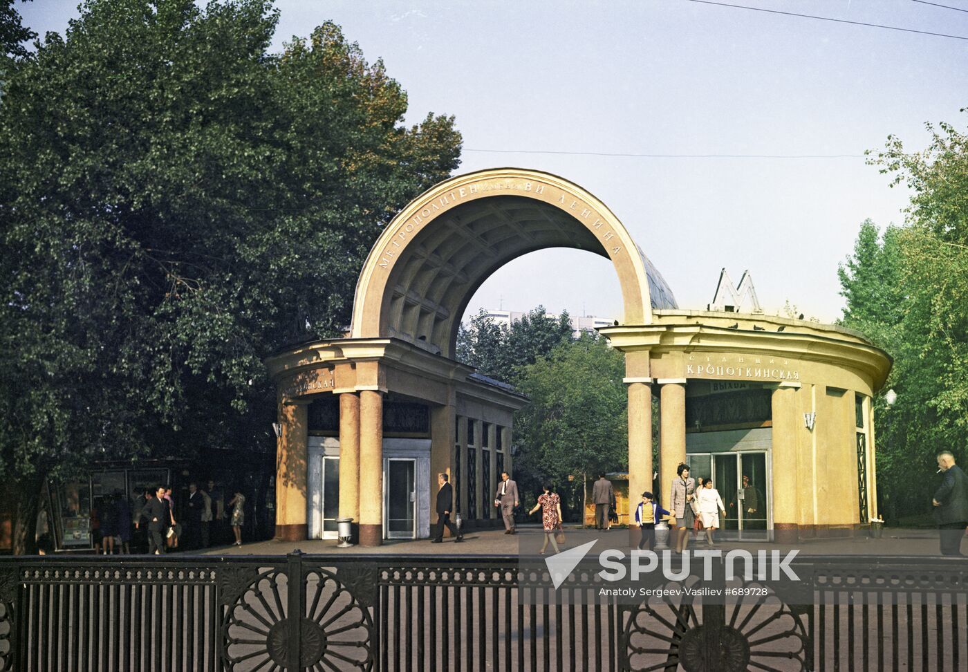 Ground entrance hall of Kropotkinskaya metro station