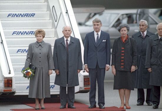 Mikhail Gorbachev and Mauno Koivisto with wives