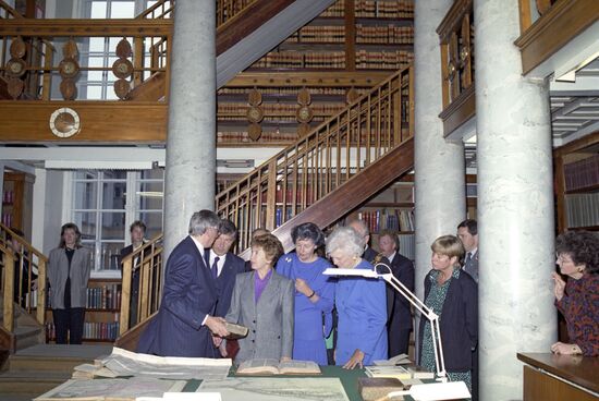 Raisa Gorbacheva and Barbara Bush