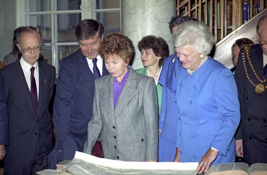 Barbara Bush and Raisa Gorbacheva