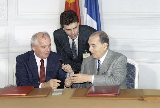 Mikhail Gorbachev and François Mitterrand