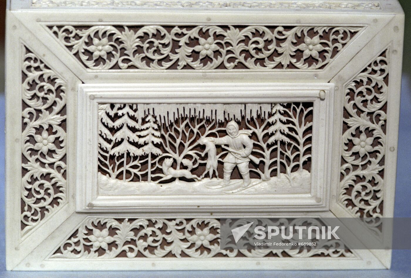 Casket lid with motifs of Nenets hunting