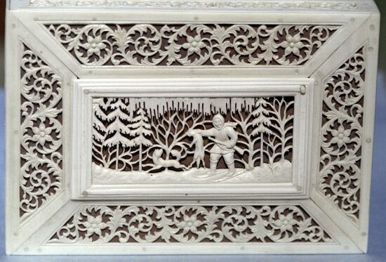 Casket lid with motifs of Nenets hunting
