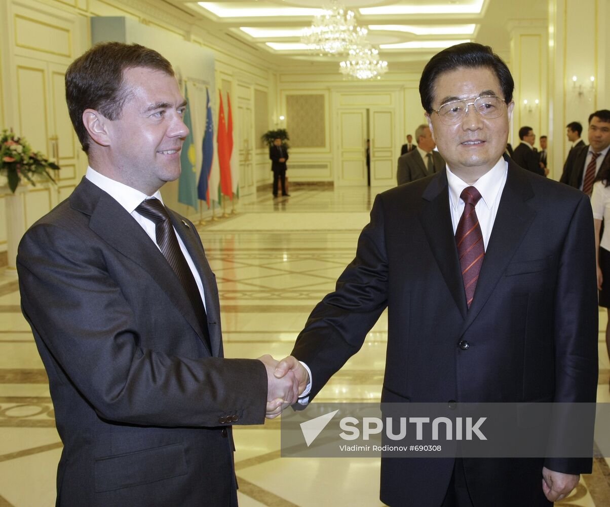 Dmitry Medvedev and Hu Jintao