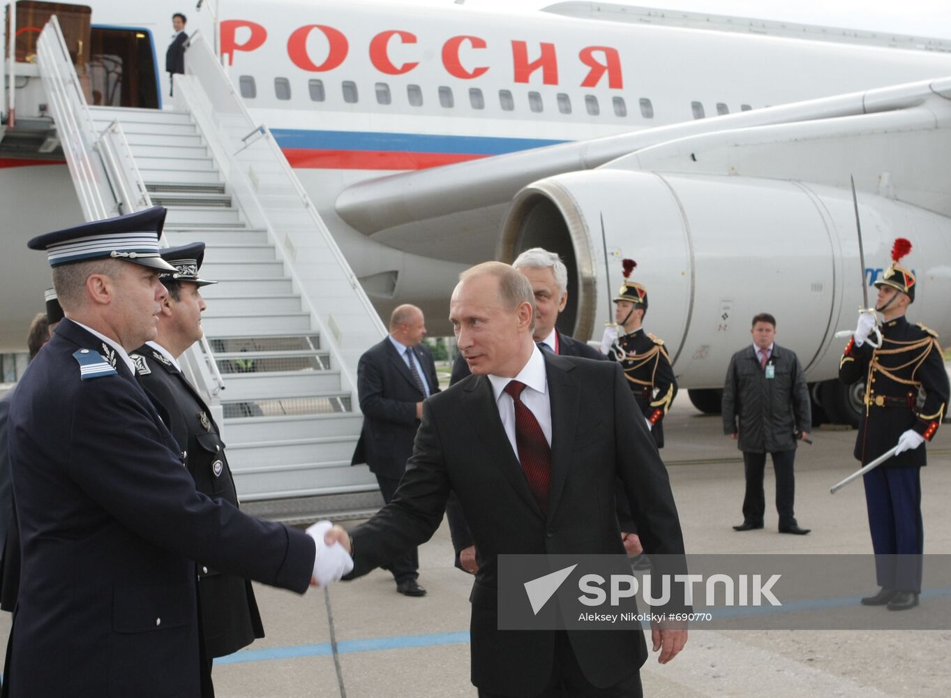 Vladimir Putin arrives in Paris