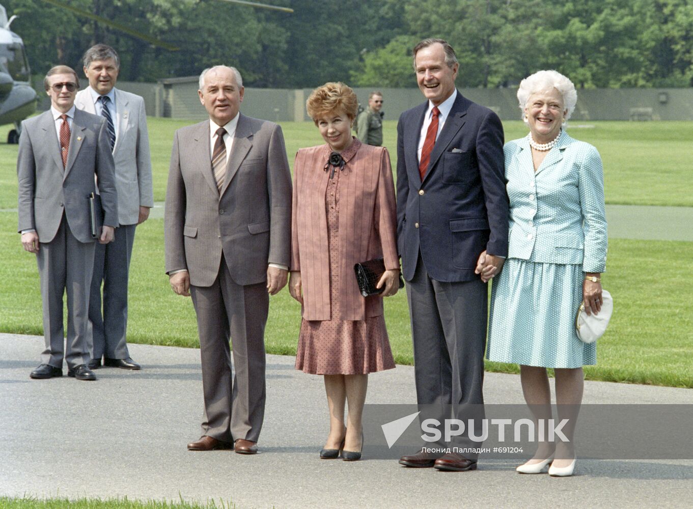 Mikhail Gorbachev, Raisa Gorbachyova and George H.W. Bush