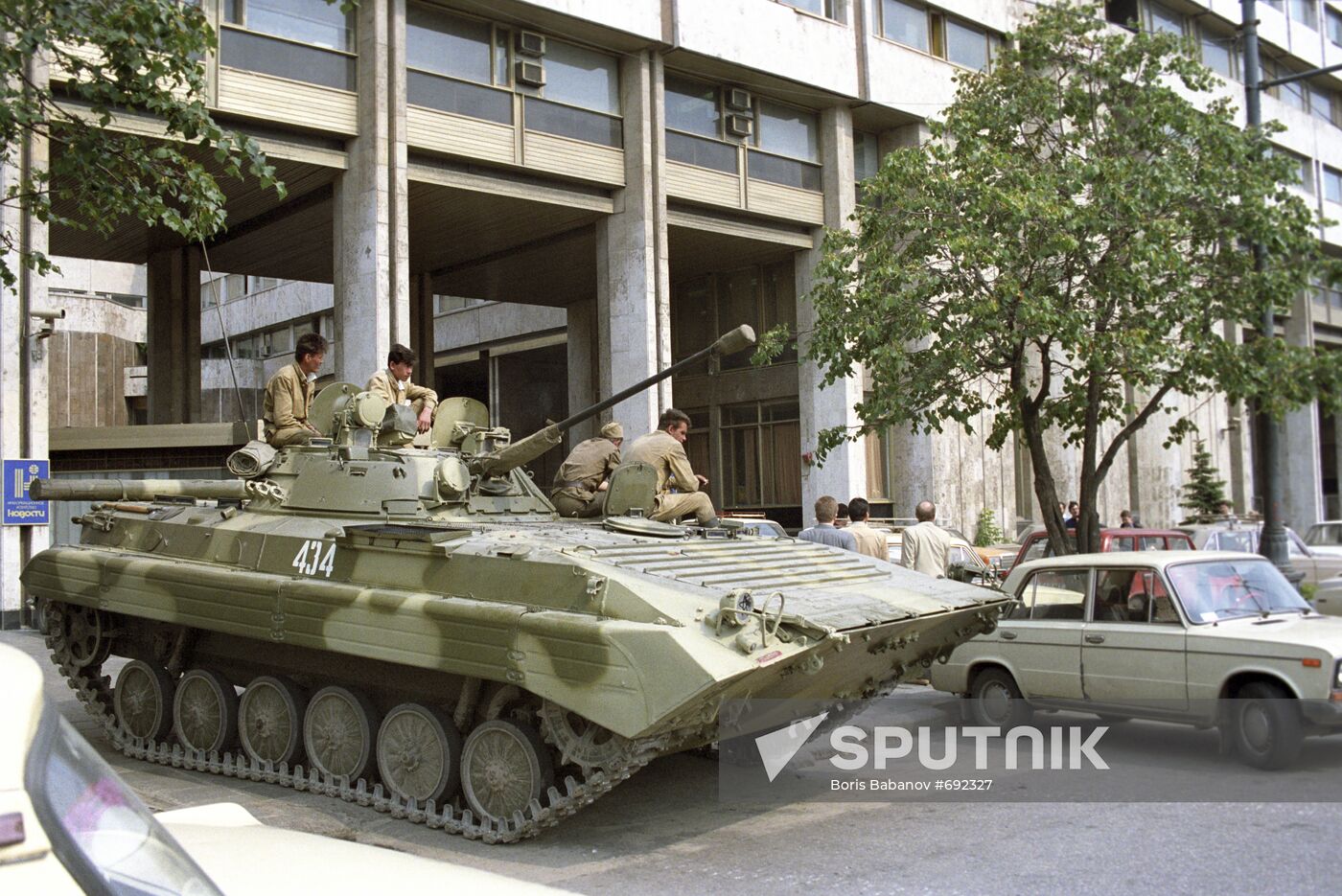 Military forces enter Moscow on August 19, 1991