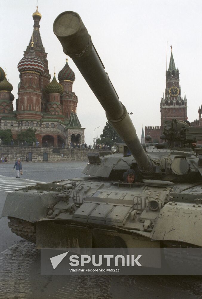 Military forces enter Moscow on August 19, 1991