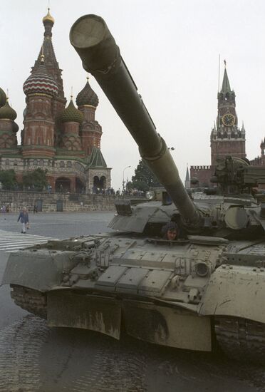 Military forces enter Moscow on August 19, 1991