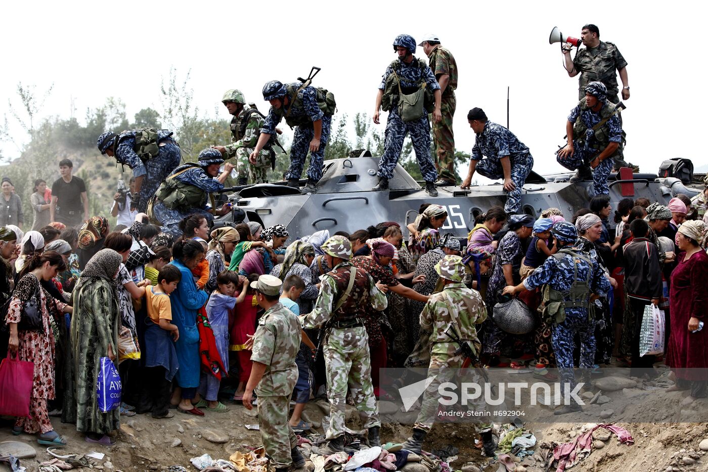 Refugees cross Uzbekistan's border