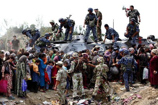 Refugees cross Uzbekistan's border