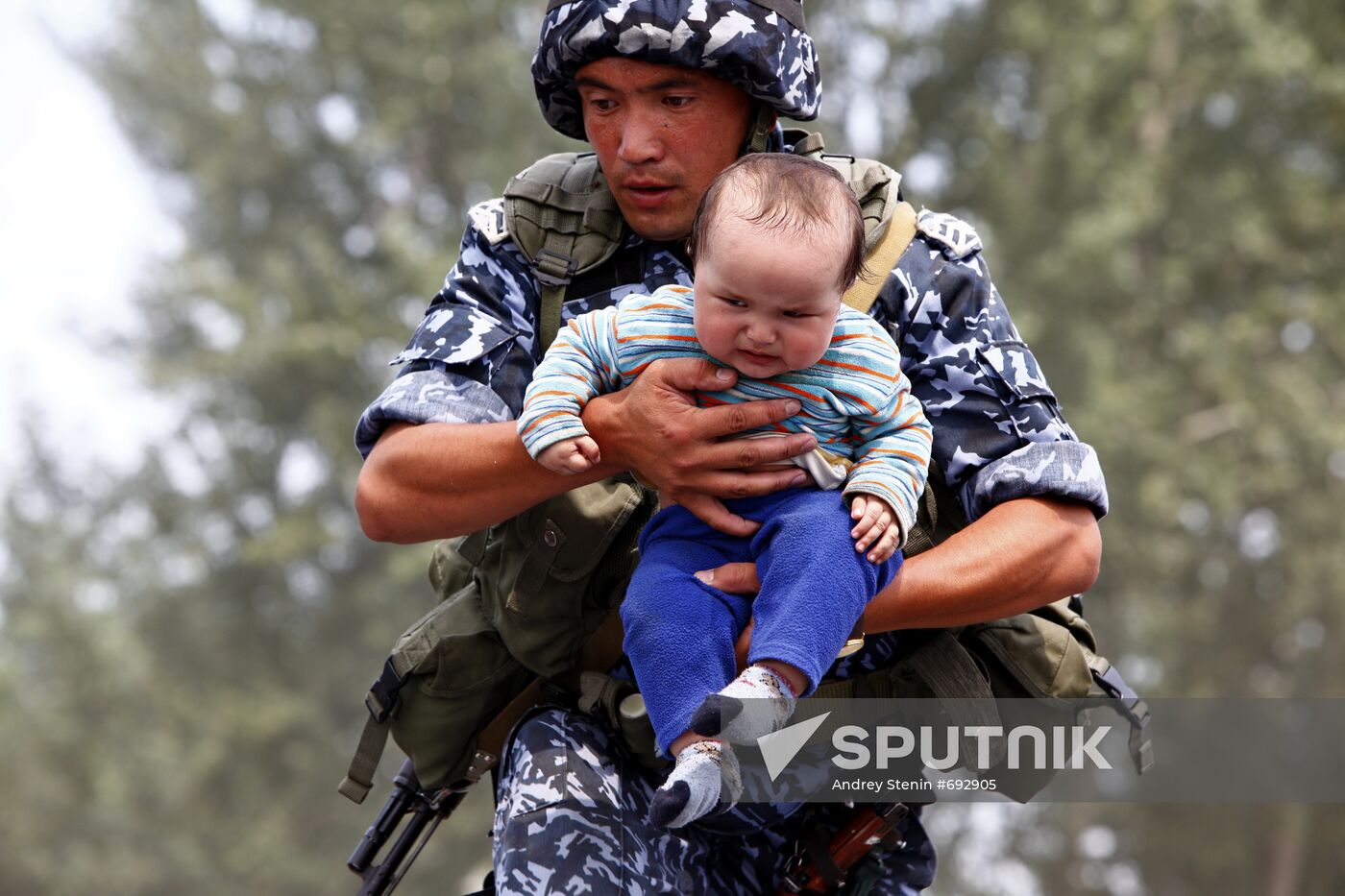 Refugees cross Uzbekistan's border