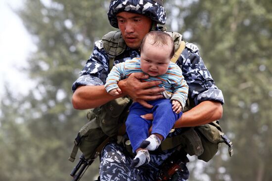 Refugees cross Uzbekistan's border
