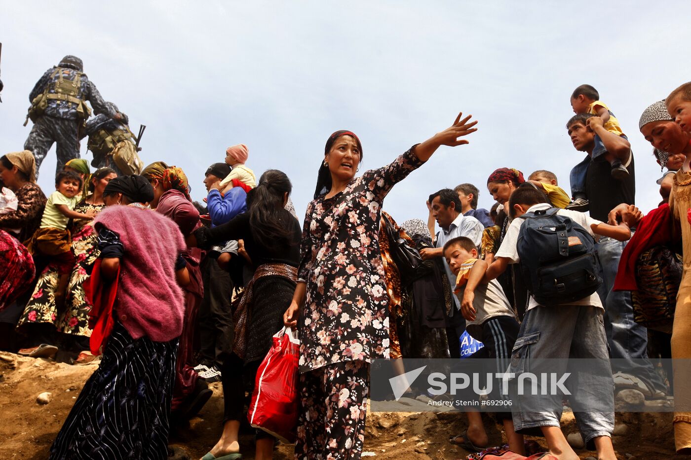 Refugees cross Uzbekistan's border
