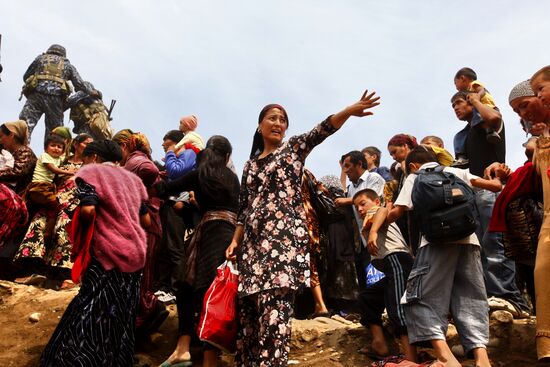 Refugees cross Uzbekistan's border
