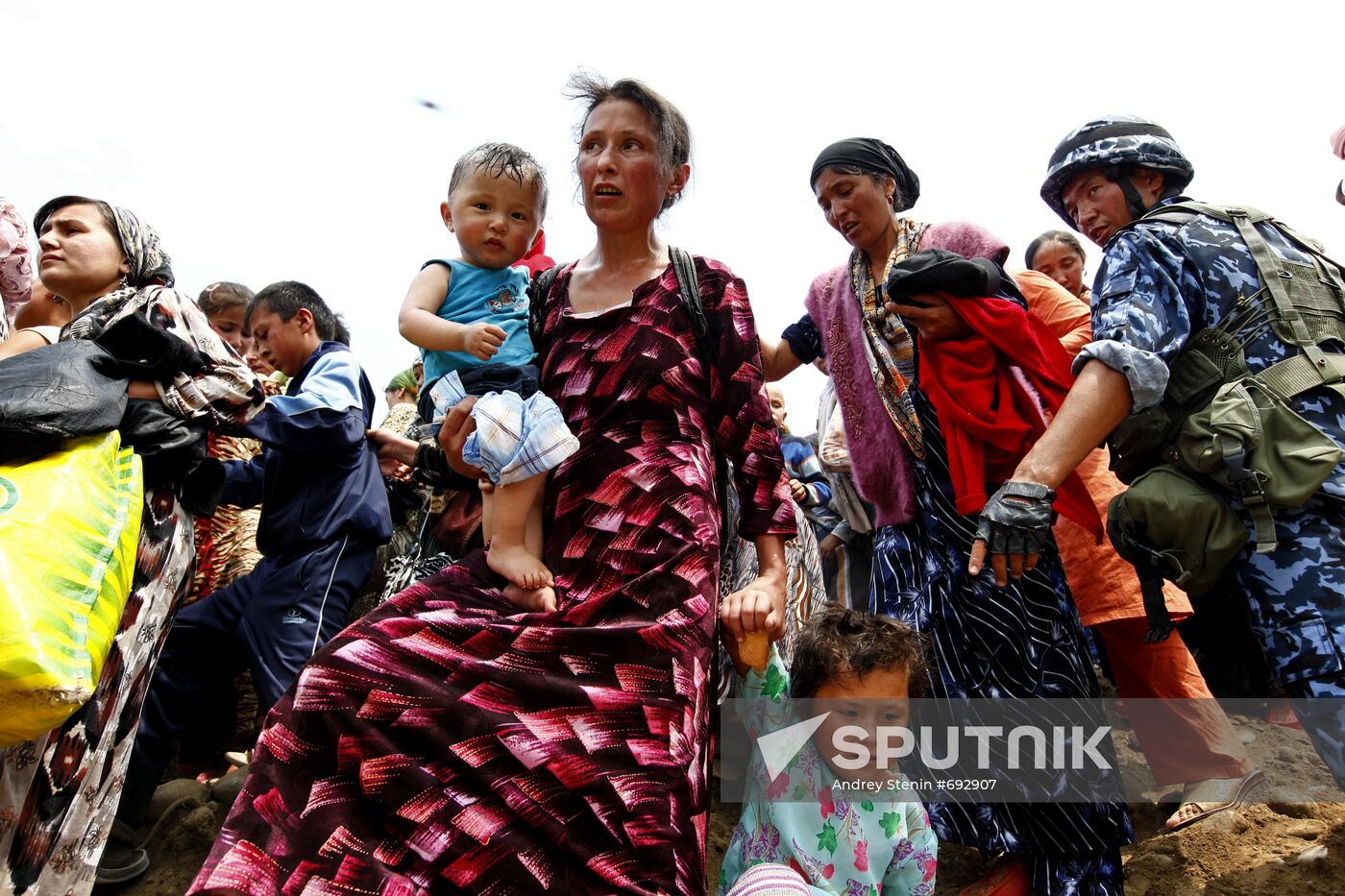 Refugees cross Uzbekistan's border