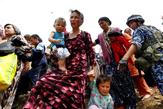 Refugees cross Uzbekistan's border