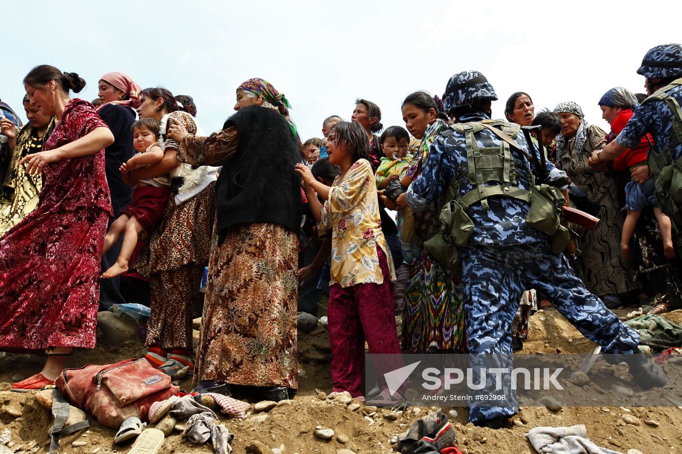 Refugees cross Uzbekistan's border