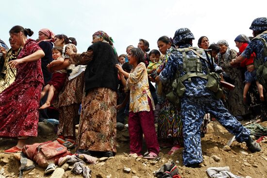 Refugees cross Uzbekistan's border