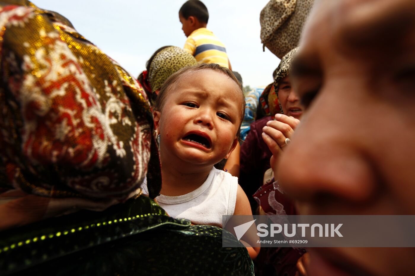 Refugees cross Uzbekistan's border