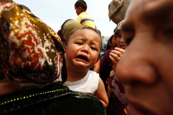 Refugees cross Uzbekistan's border