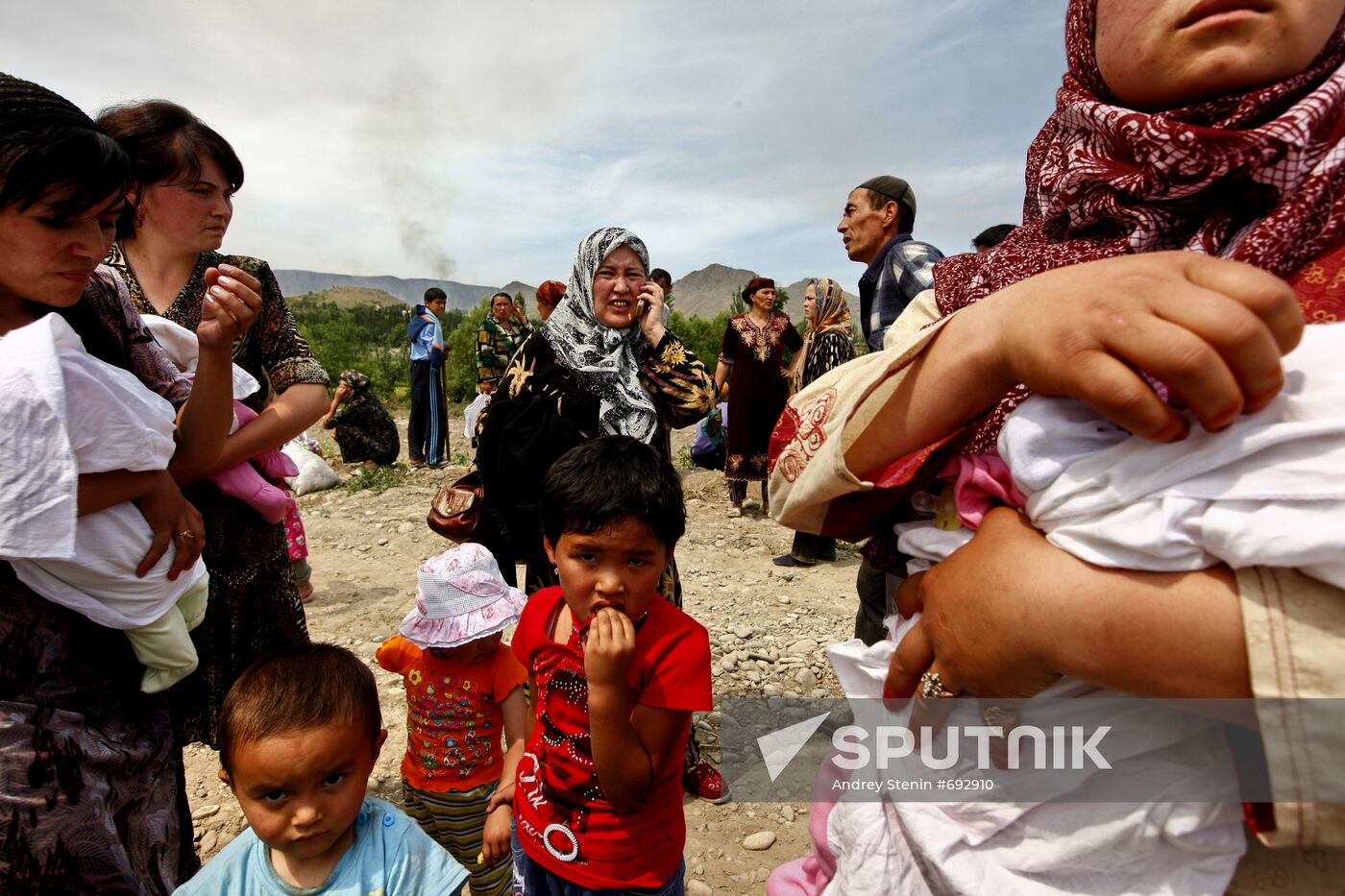 Refugees cross Uzbekistan's border