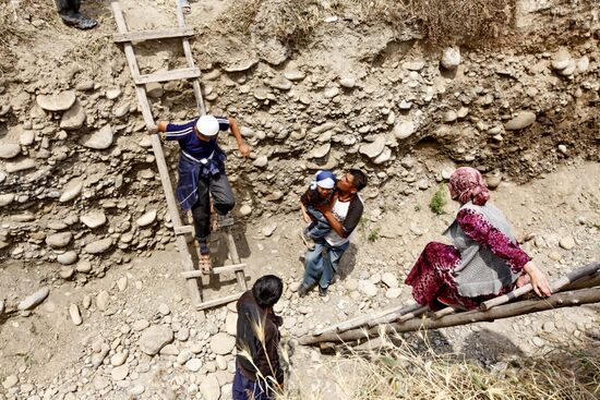 Refugees cross Uzbekistan's border