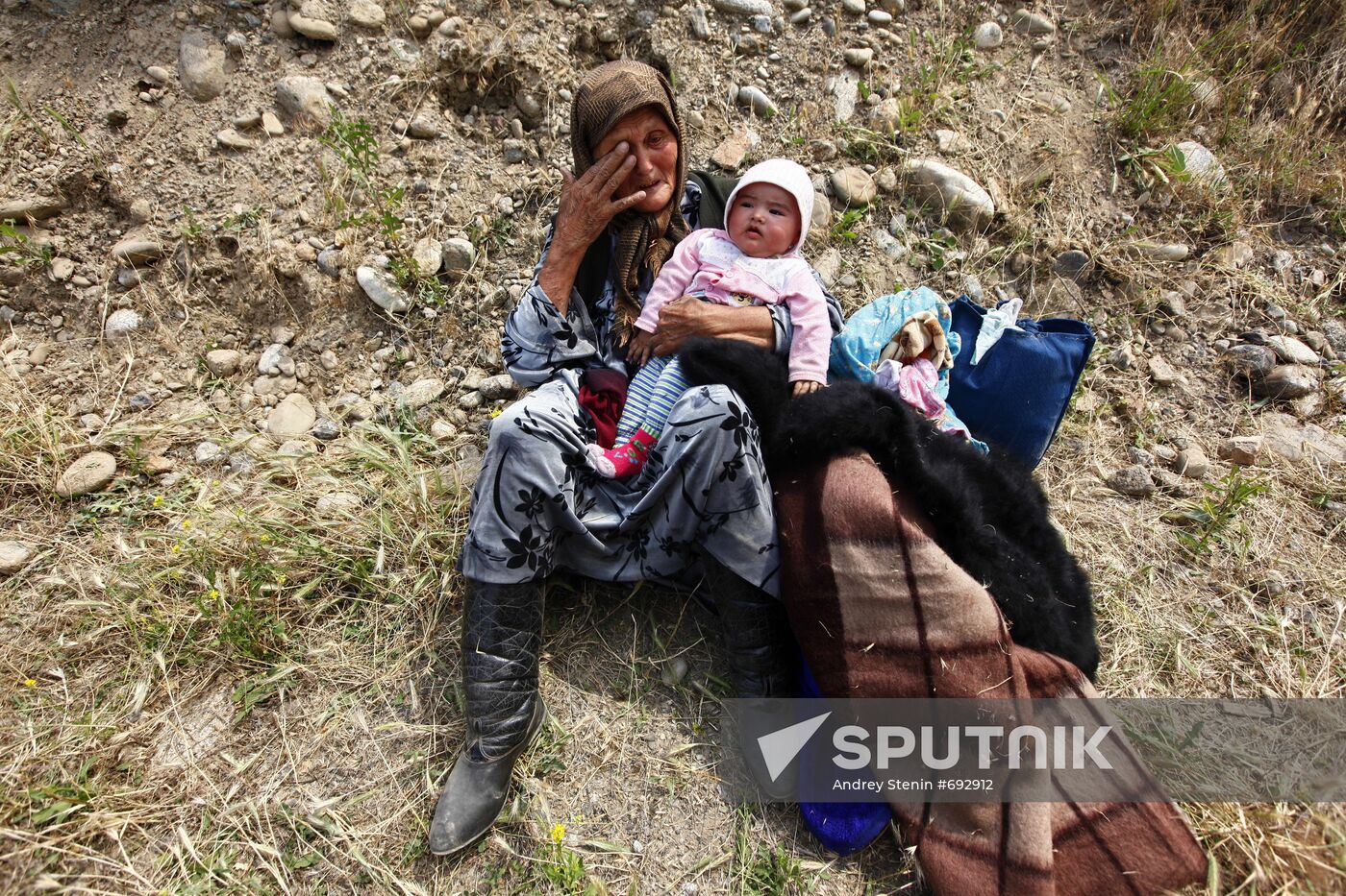 Refugees cross Uzbekistan's border