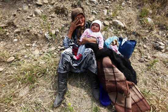 Refugees cross Uzbekistan's border