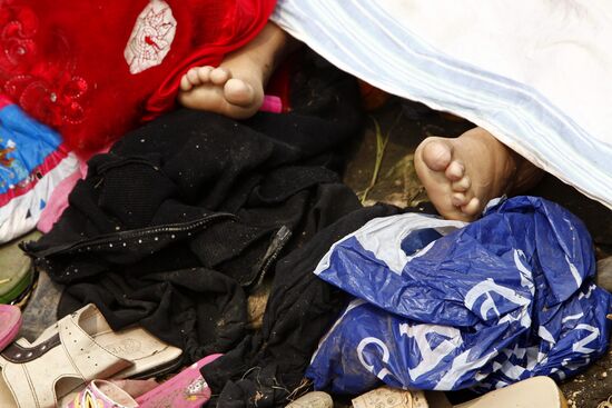 Refugees cross Uzbekistan's border